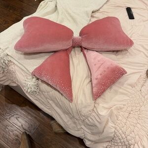 Amazon Essentials Pink Bow Holiday Pillow